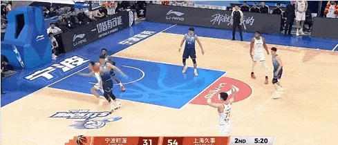 李弘权篮下双手暴扣，上海打出12-0高潮领先对手25分